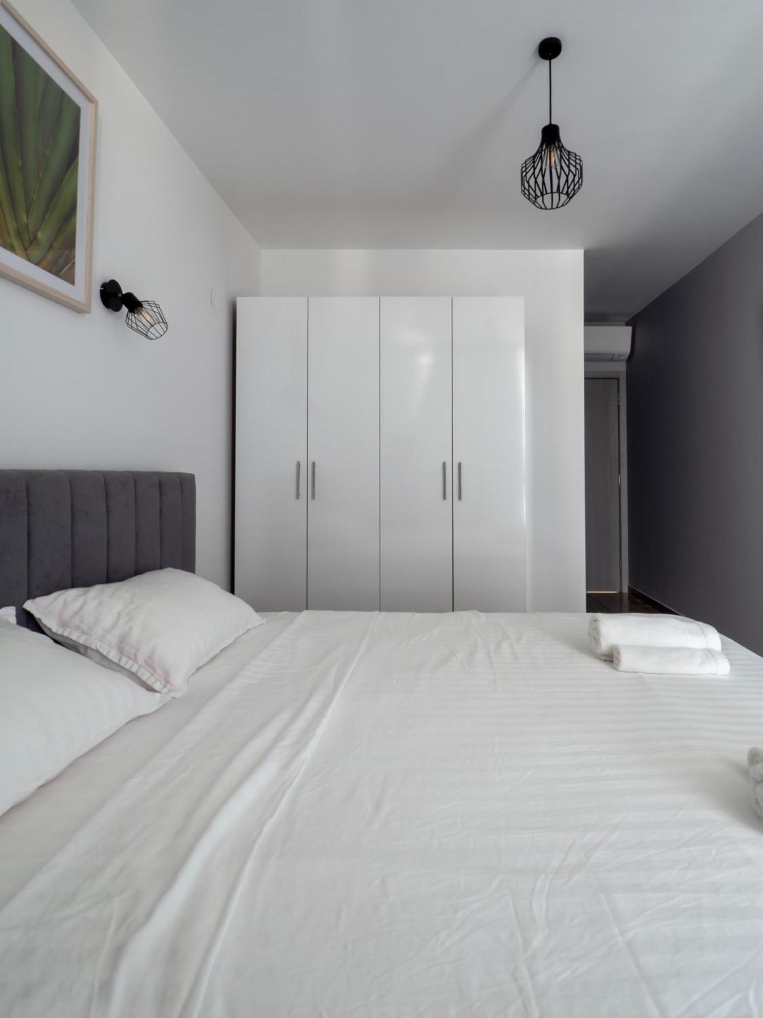 Vertigo2 Huge 2 Bedrooms Balcony Parking Apartment *